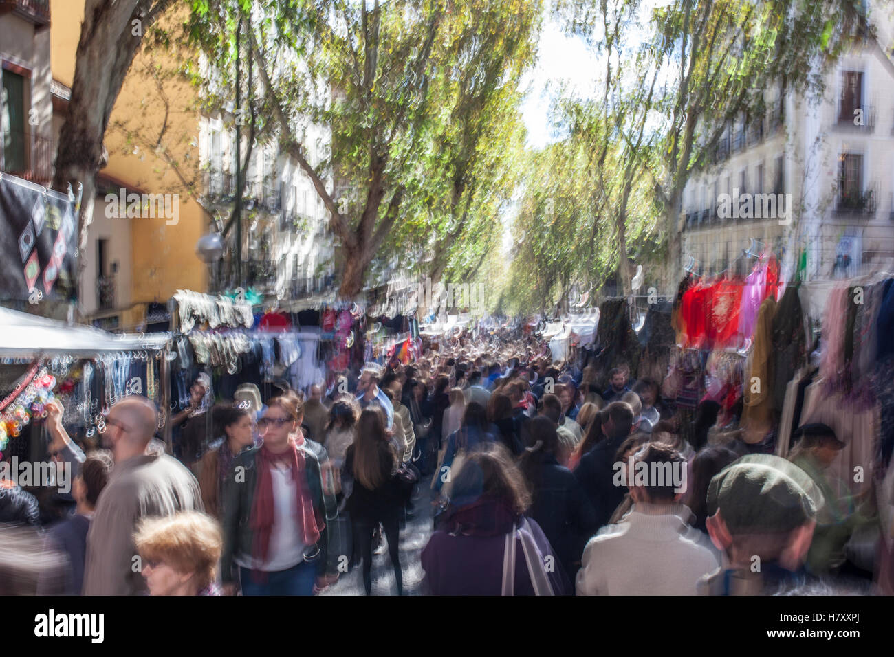 Madrid, Espagne - 6 novembre 2016 : des personnes visitant Rastro street market. Flou de mouvement Banque D'Images