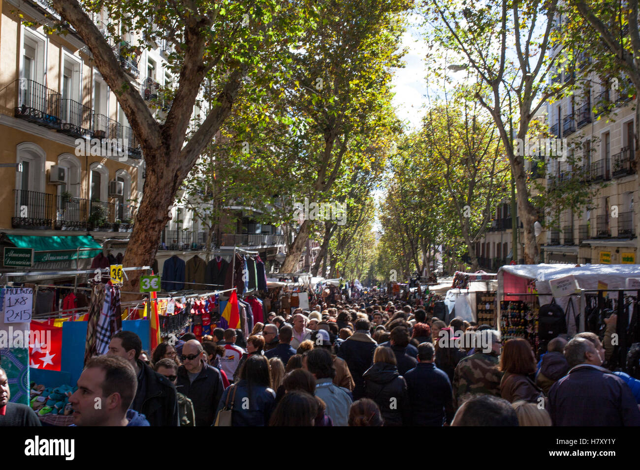 Madrid, Espagne - 6 novembre 2016 : des personnes visitant Rastro street market. Marché aux puces en plein air populaires Banque D'Images
