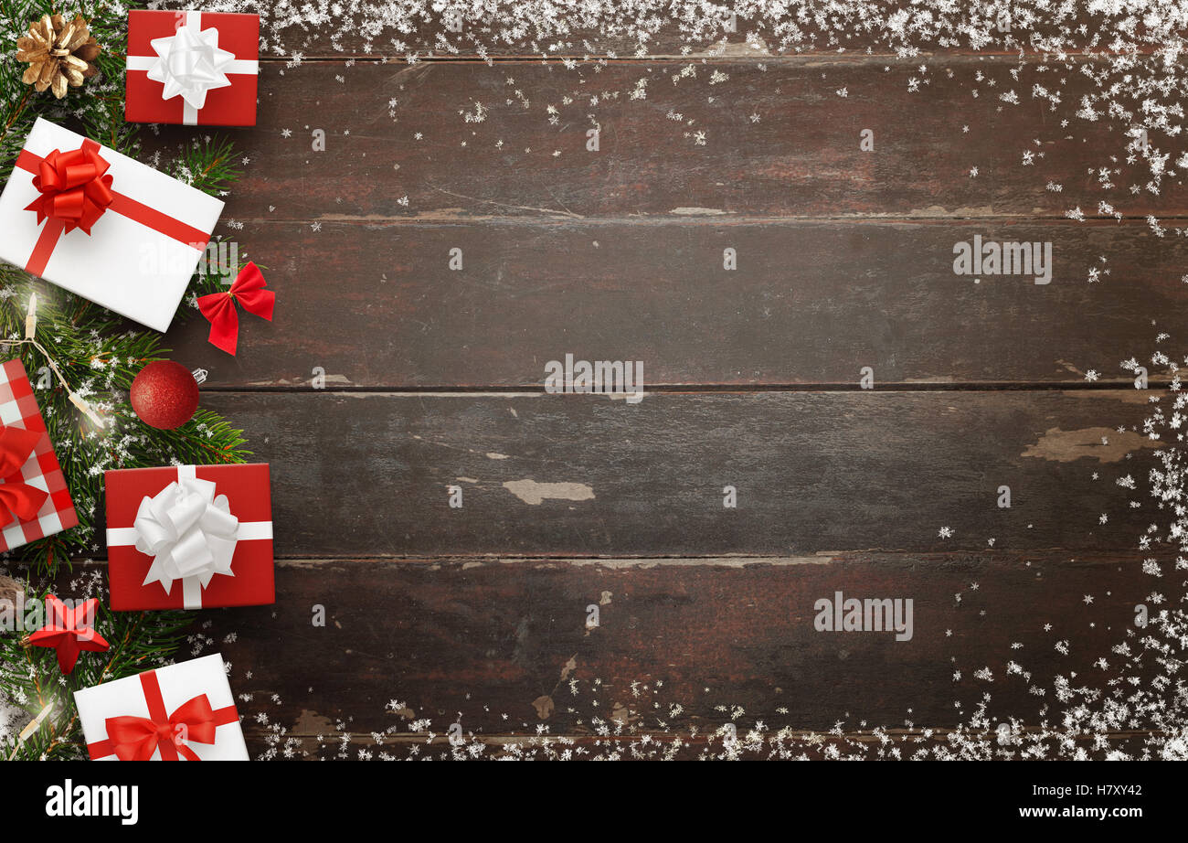 Des cadeaux de Noël et la décoration de l'arbre sur table en bois avec espace libre pour le texte. Vue d'en haut. Banque D'Images