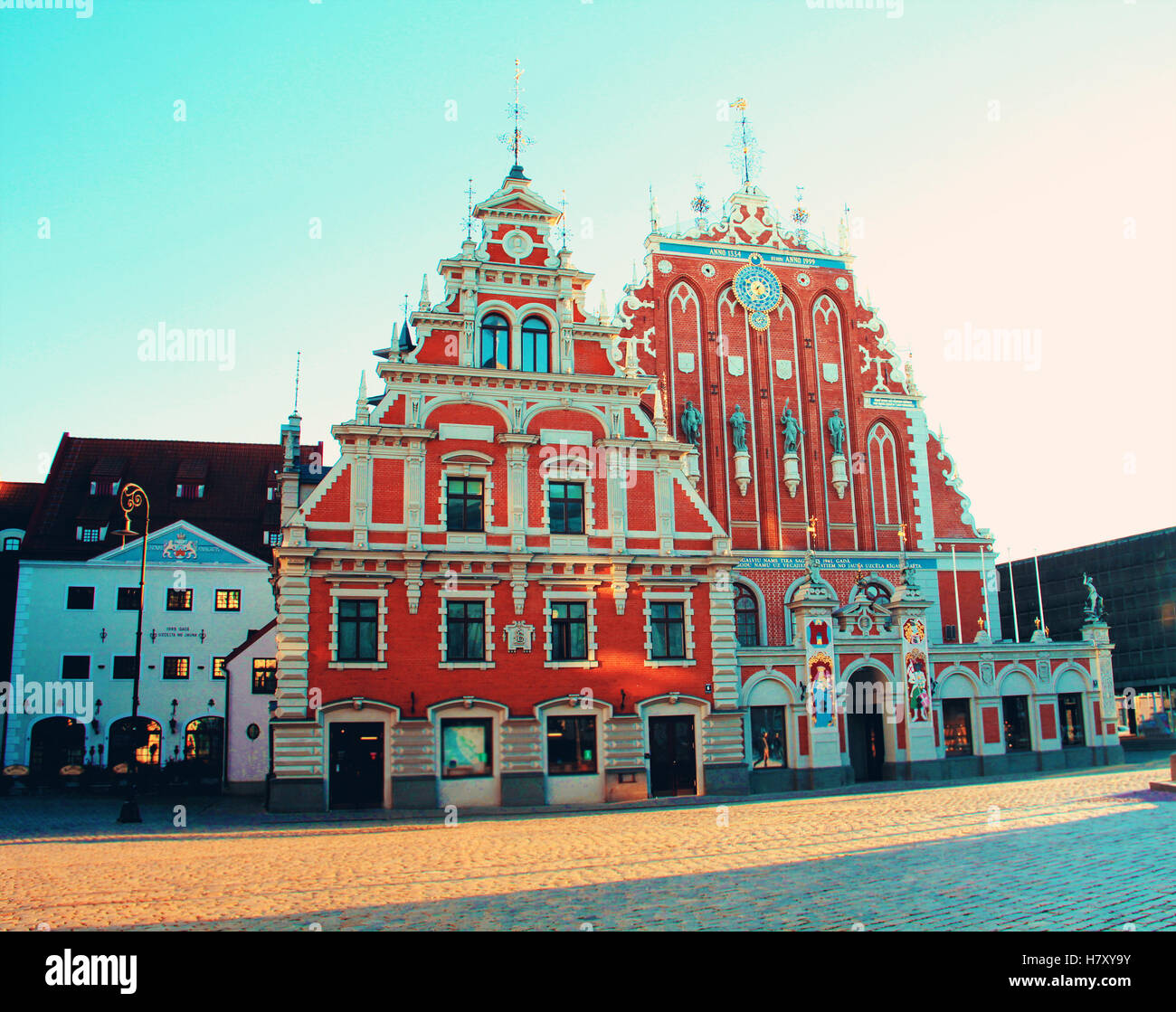 La place de l'Hôtel de Ville avec Maison des Têtes Noires à Riga Old Town Banque D'Images