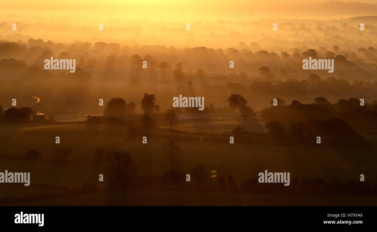 Le soleil se lève sur la vallée de Pewsey près de Marlborough dans le Wiltshire, à mesure que l'hiver s'est mis à balayer au début le mardi de avec beaucoup de neige jusqu'à 15cm (6pouces) de profondeur menacé d'introduire une perturbation de voyage. Banque D'Images