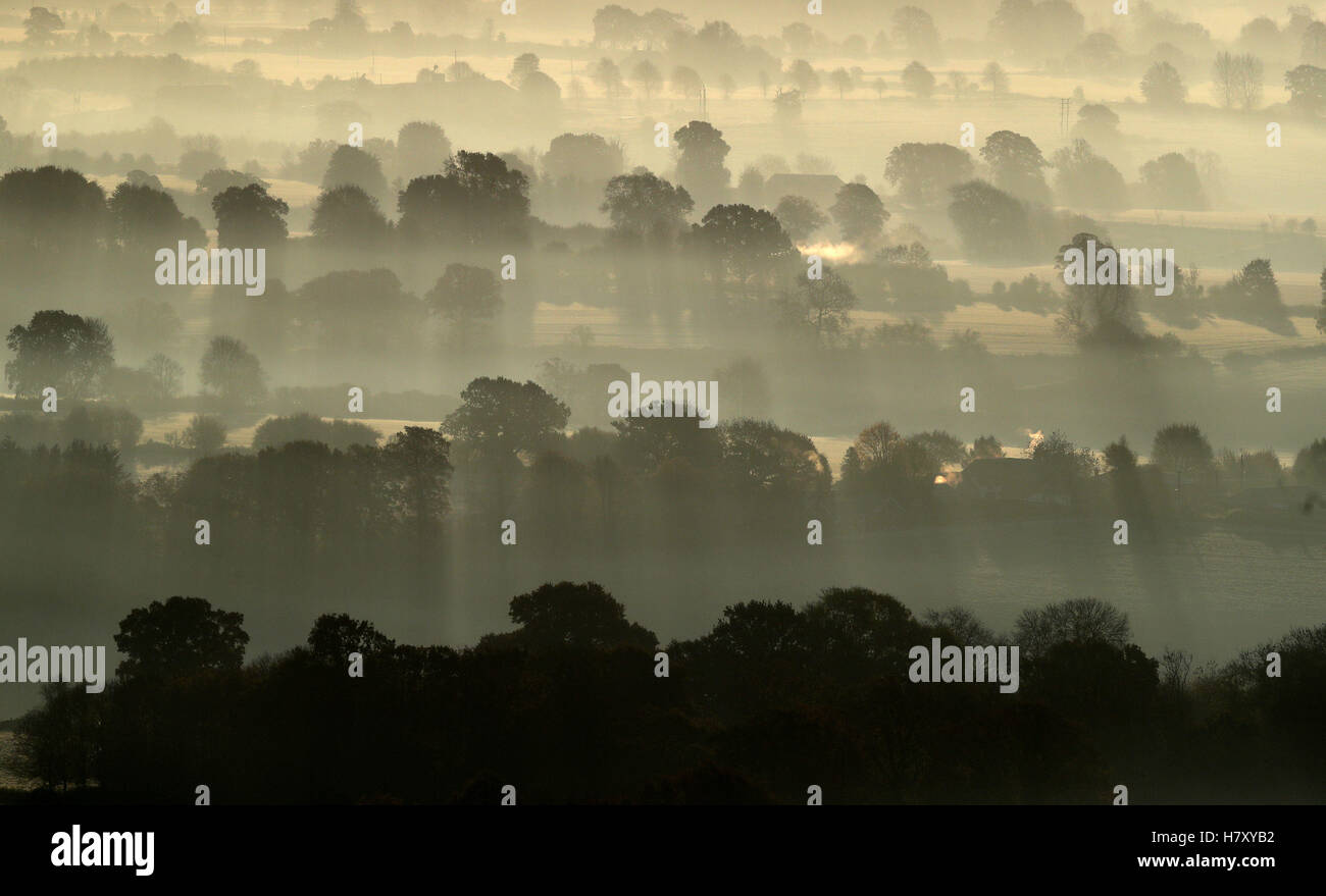 Une faible brume couvre les champs que le soleil se lève sur la vallée de Pewsey près de Marlborough dans le Wiltshire, à mesure que l'hiver s'est mis à balayer au début le mardi de avec beaucoup de neige jusqu'à 15cm (6pouces) de profondeur menacé d'introduire une perturbation de voyage. Banque D'Images