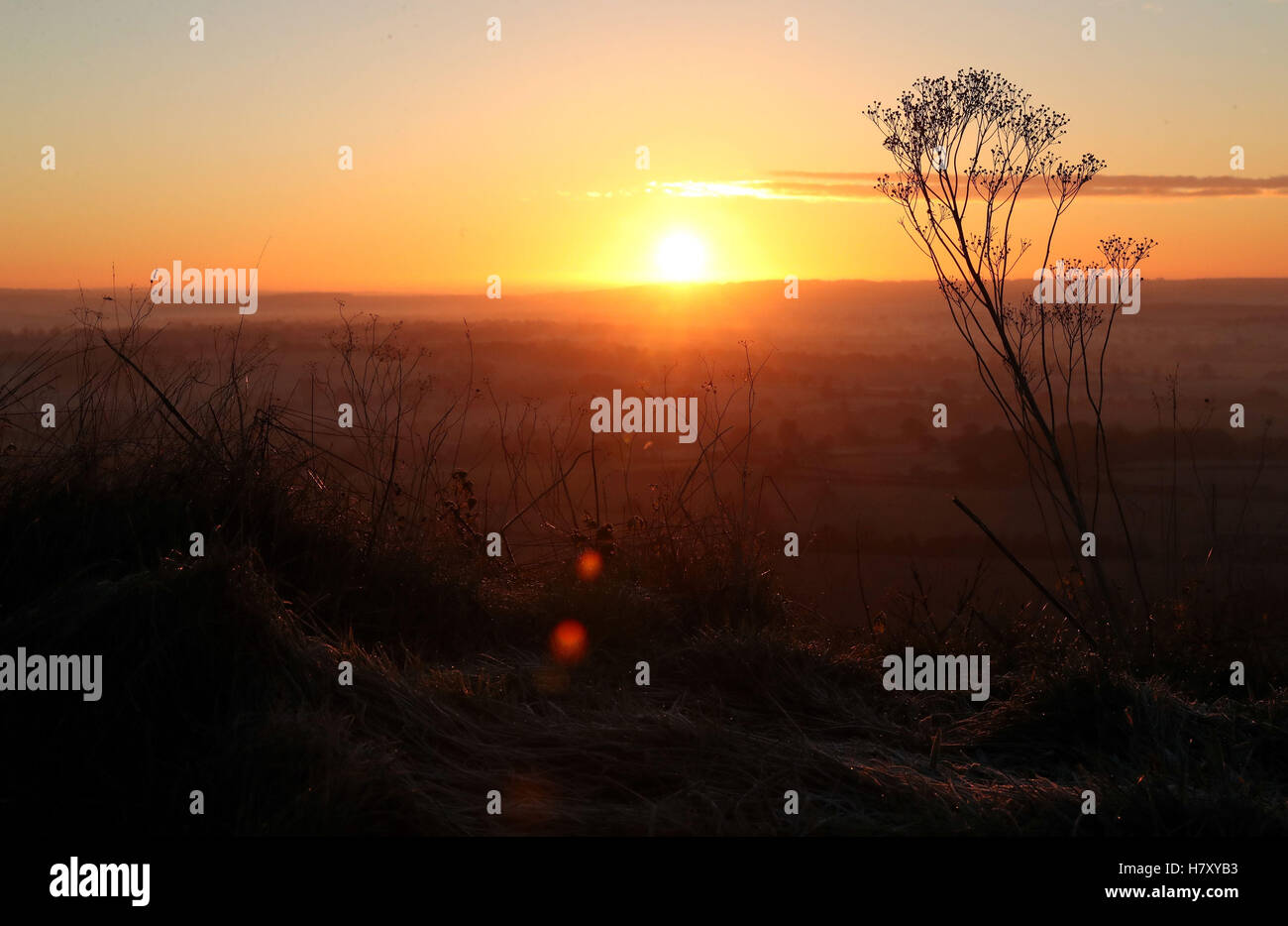 Le soleil se lève sur la vallée de Pewsey près de Marlborough dans le Wiltshire, à mesure que l'hiver s'est mis à balayer au début le mardi de avec beaucoup de neige jusqu'à 15cm (6pouces) de profondeur menacé d'introduire une perturbation de voyage. Banque D'Images