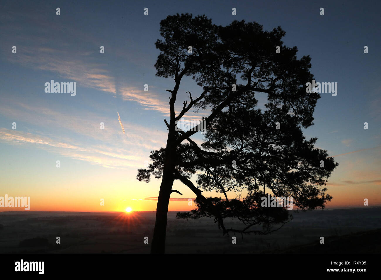 Le soleil se lève sur la vallée de Pewsey près de Marlborough dans le Wiltshire, à mesure que l'hiver s'est mis à balayer au début le mardi de avec beaucoup de neige jusqu'à 15cm (6pouces) de profondeur menacé d'introduire une perturbation de voyage. Banque D'Images