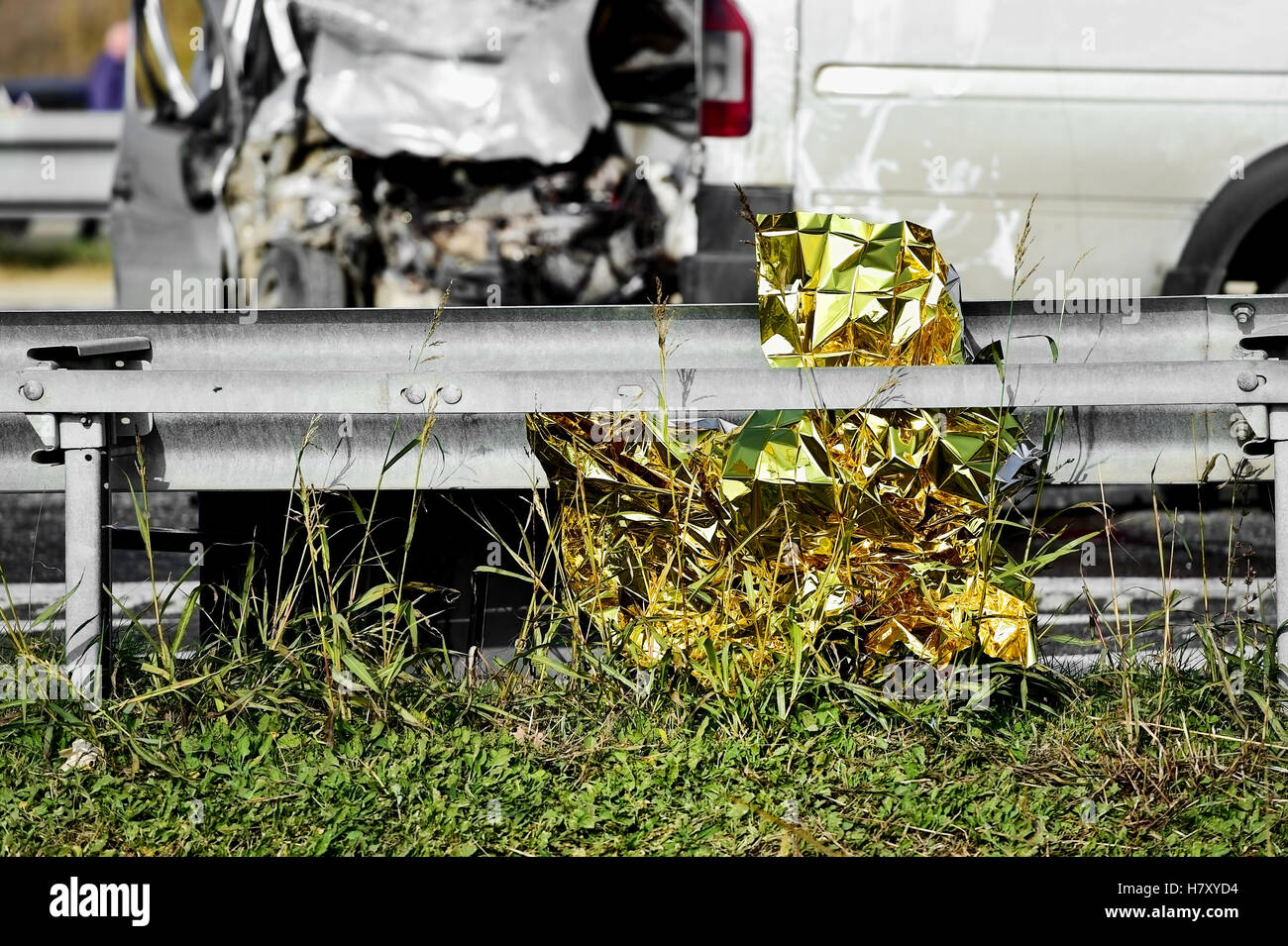 Détail avec la survie d'aluminium couverture à une voiture de l'accident Banque D'Images