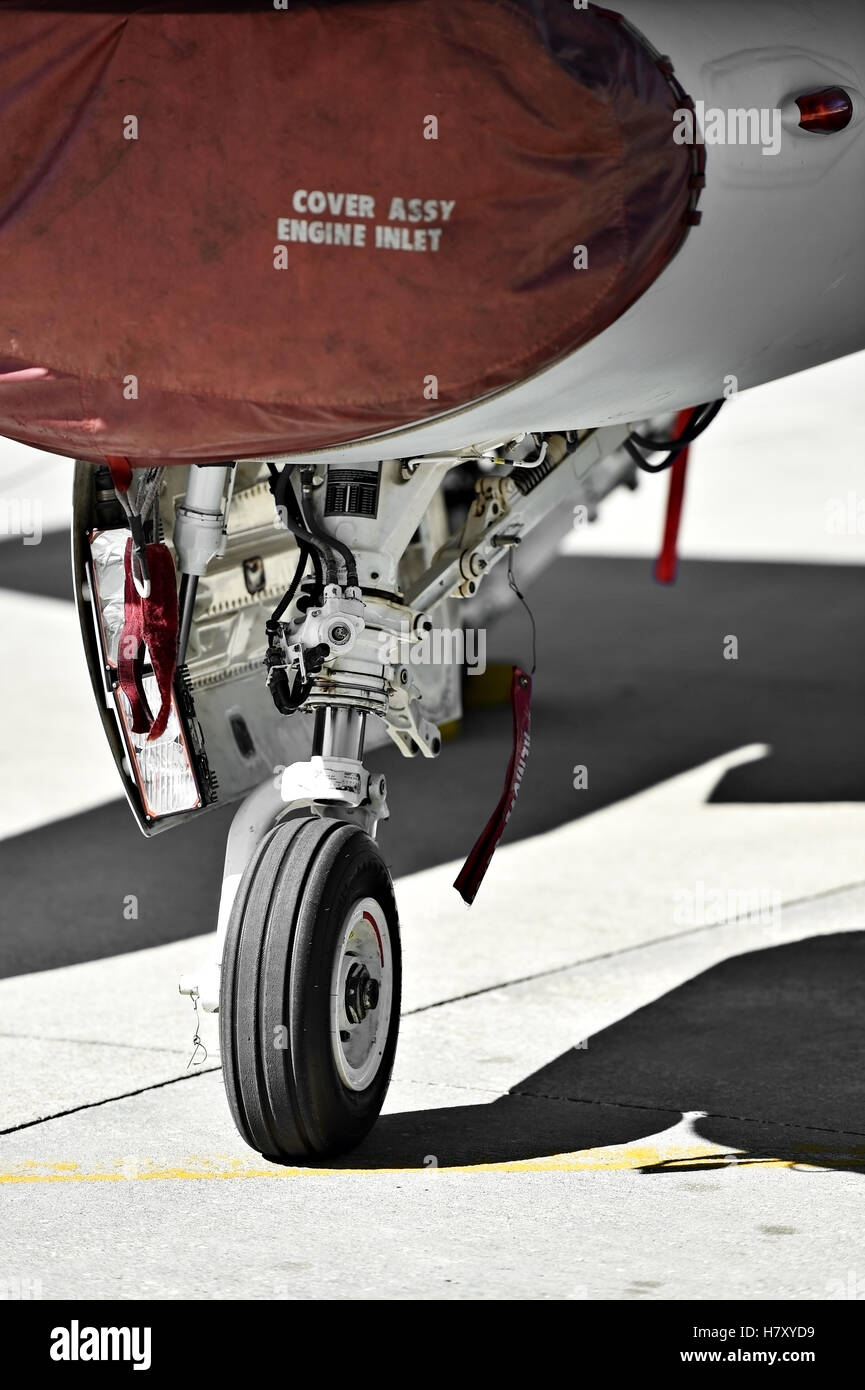 F16 Fighting Falcon détail avec d'atterrissage et le capot du moteur Banque D'Images