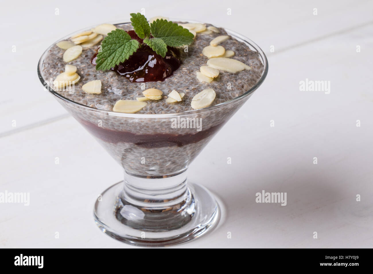 Chia sain avec la confiture pudding dans verre Banque D'Images