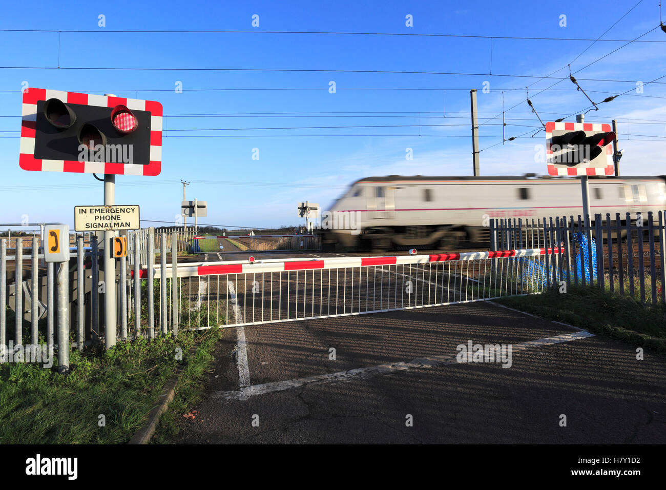 La vitesse de la transmission d'un passage à niveau sans pilote, East Coast Main Line, Peterborough, Cambridgeshire, Angleterre Banque D'Images
