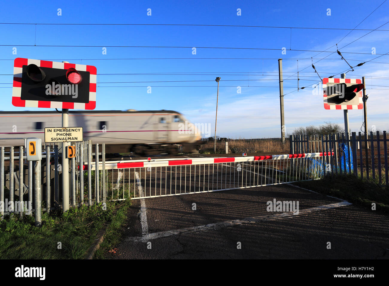 La vitesse de la transmission d'un passage à niveau sans pilote, East Coast Main Line, Peterborough, Cambridgeshire, Angleterre Banque D'Images