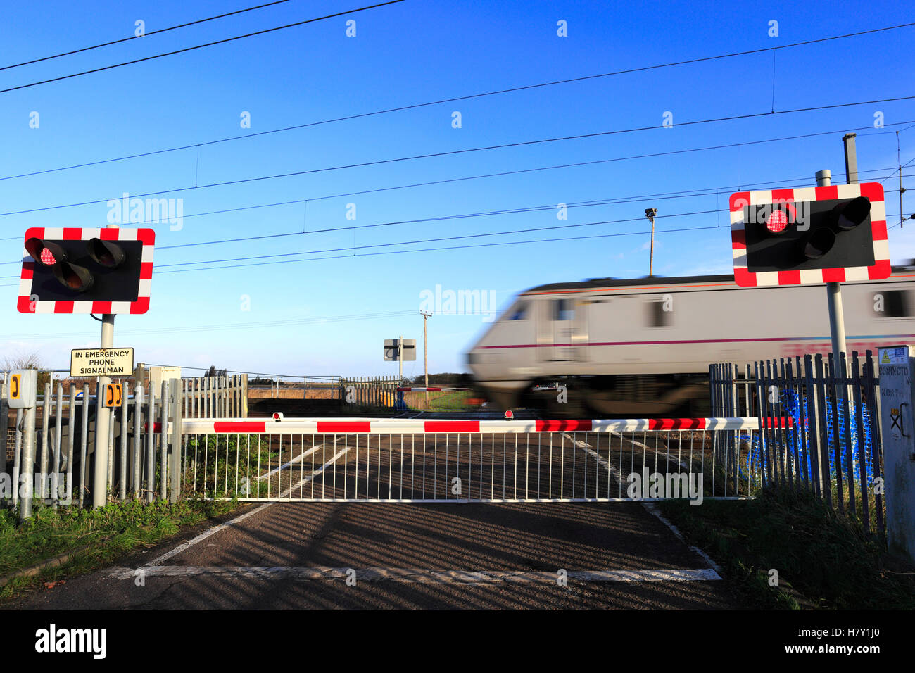 La vitesse de la transmission d'un passage à niveau sans pilote, East Coast Main Line, Peterborough, Cambridgeshire, Angleterre Banque D'Images