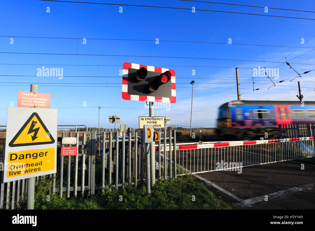 La vitesse de la transmission d'un passage à niveau sans pilote, East Coast Main Line, Peterborough, Cambridgeshire, Angleterre Banque D'Images