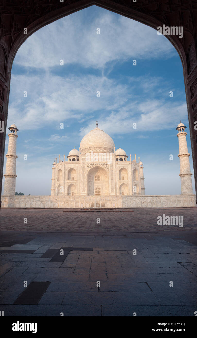 Le marbre blanc du Taj Mahal pans par la silhouette d'orient répondre grande porte avec personne présente sur un ciel bleu, la journée à Agra Banque D'Images