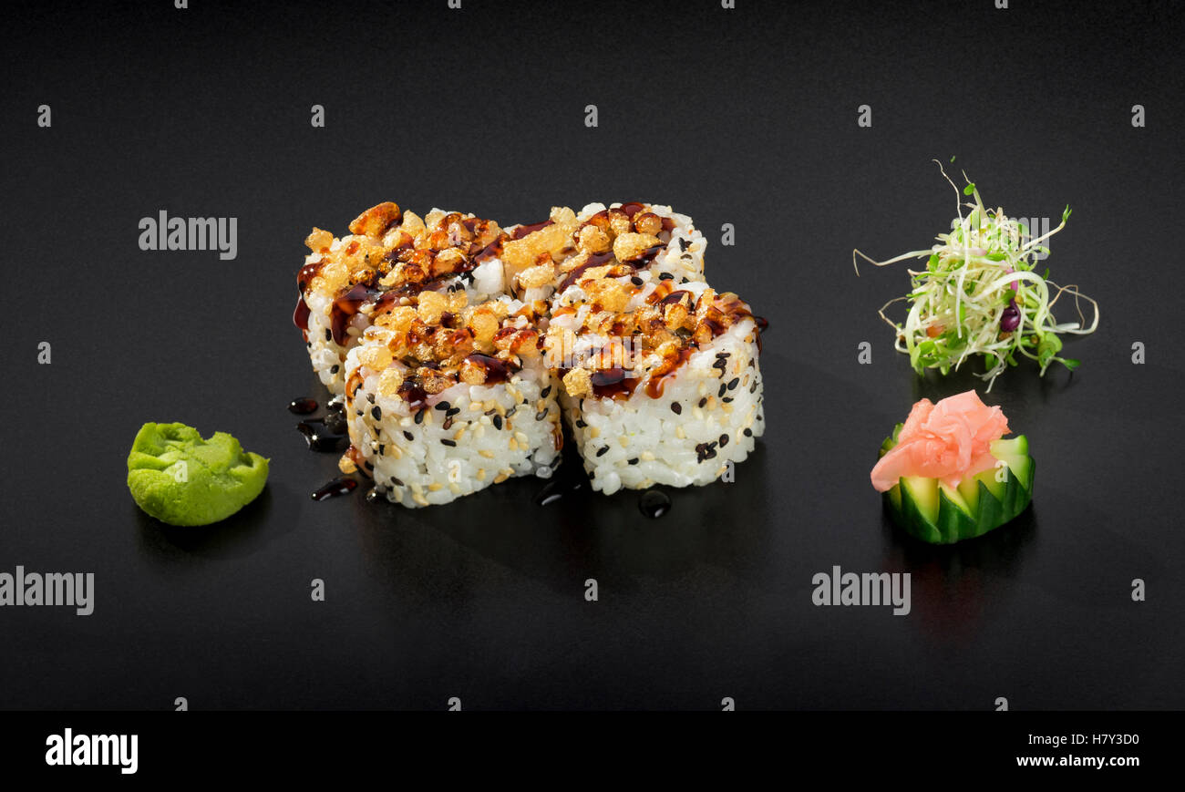 Set de sushis frais. Rouleaux de sushi maki Uramaki Banque D'Images