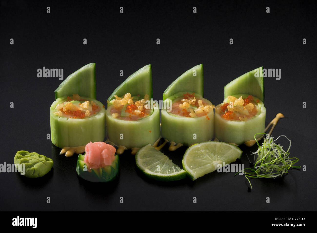 Dans les concombres au thon Sushi décoré de salade d'algues et wasabi Banque D'Images