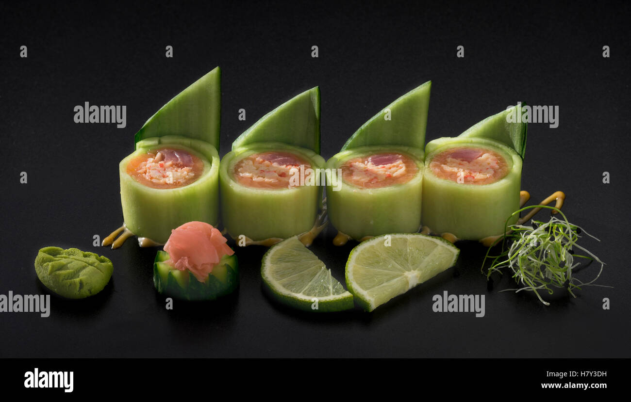 Sushi au thon Concombres avec décorées avec des algues et wasabi Banque D'Images