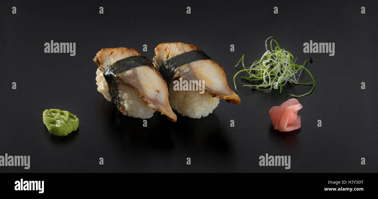 Nigiri sushi sur fond noir Banque D'Images