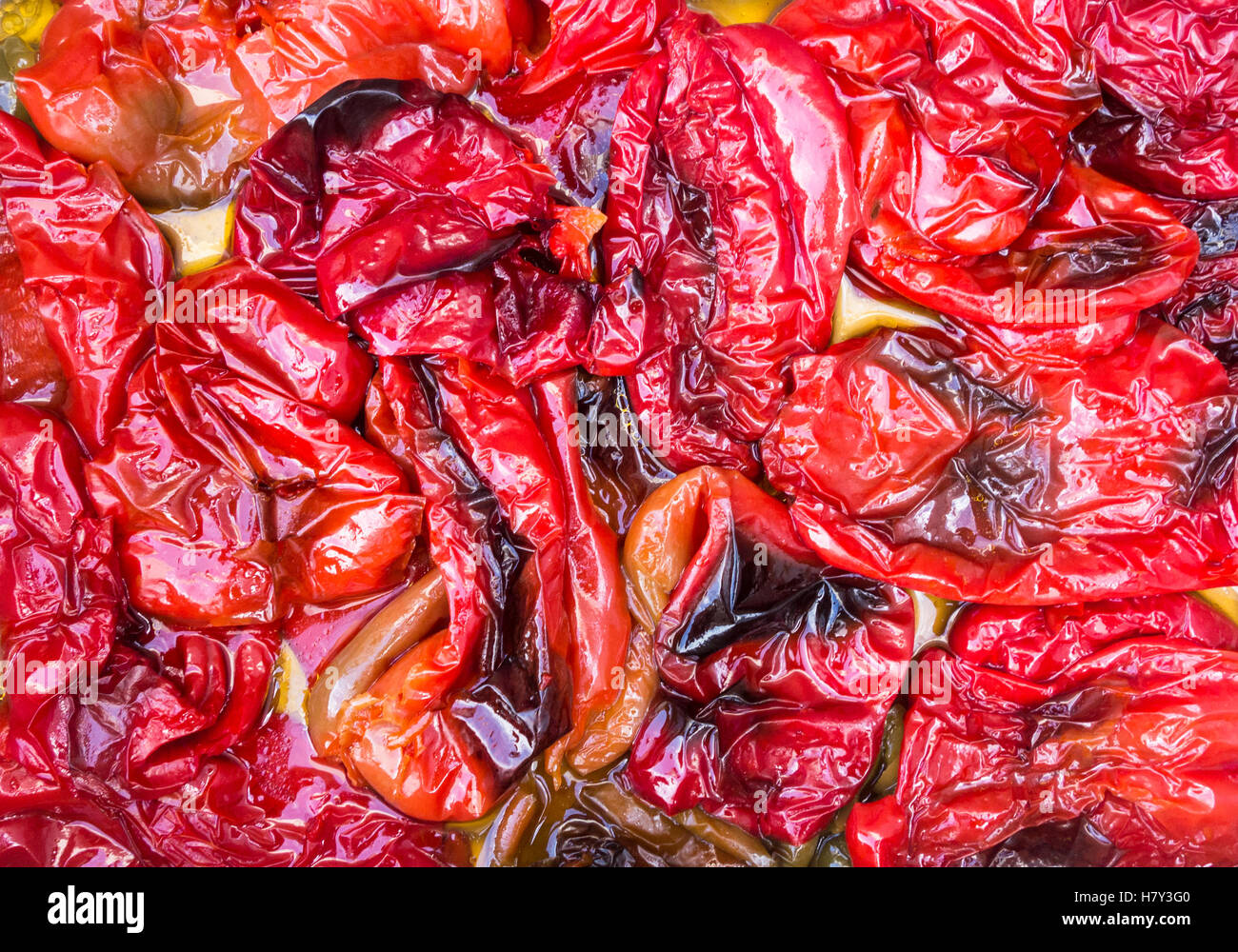 Vue de dessus de four de poivrons rouges en morts avec de l'huile d'olive. Banque D'Images