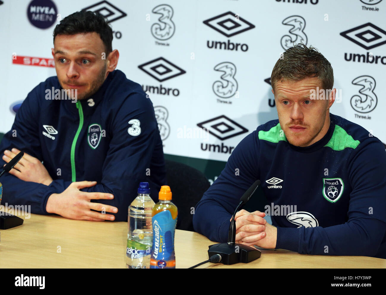 République d'Irlande est Daryl Horgan (à droite) et Andy Boyle lors d'une conférence de presse au Centre National de Formation de la FAI, Dublin. Banque D'Images