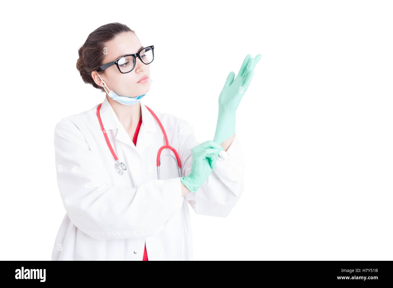 Femme médecin ou chirurgien mettre des gants à préparer l'opération isolé sur fond blanc Banque D'Images