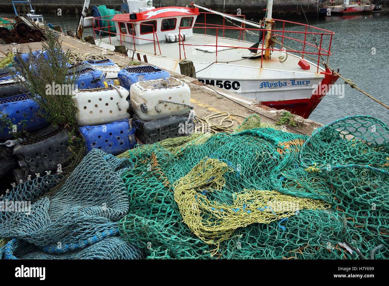 Les filets de pêche et des casiers à homard moderne avec des bateaux à  l'arrière-plan, dans le port de pêche de Brixham, Devon, England, UK Photo  Stock - Alamy