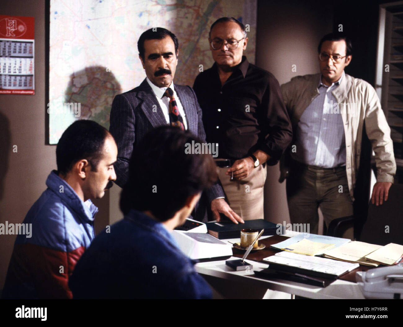 SOKO 5113 : Sichtvermerk, D 1986, Regie : Kai Borsche, MAGFURIAN, WERNER KREINDL, WILFRIED KLAUS, Ausdruck : Verhör, Büro Banque D'Images