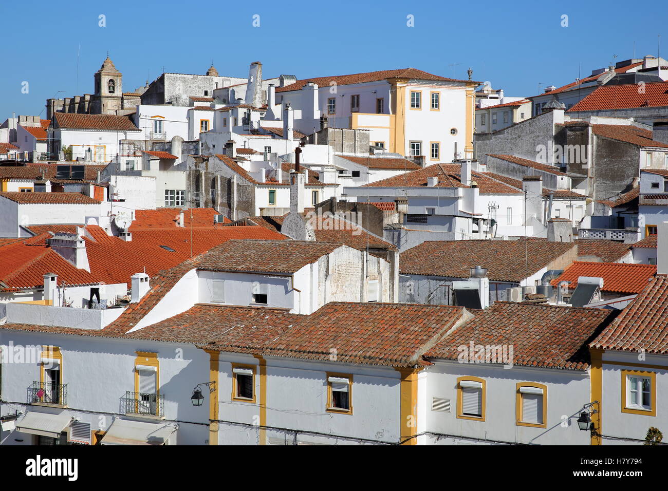 EVORA, PORTUGAL : vue sur les maisons blanches avec leurs toits (église Santo Antao en arrière-plan) Banque D'Images