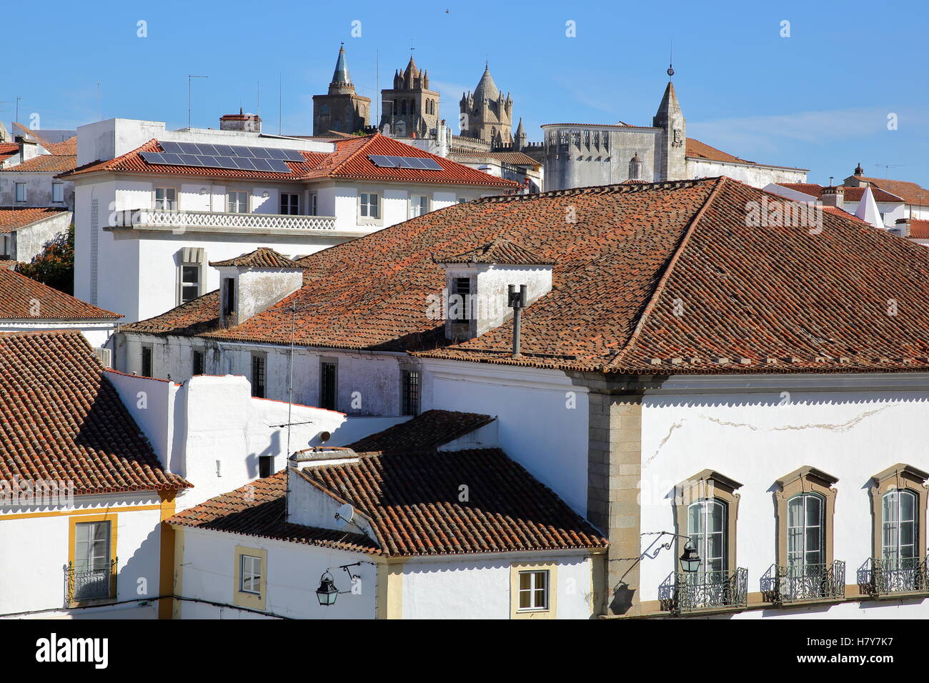 EVORA, PORTUGAL : vue sur les maisons blanches avec leurs toits (la cathédrale en arrière-plan) Banque D'Images