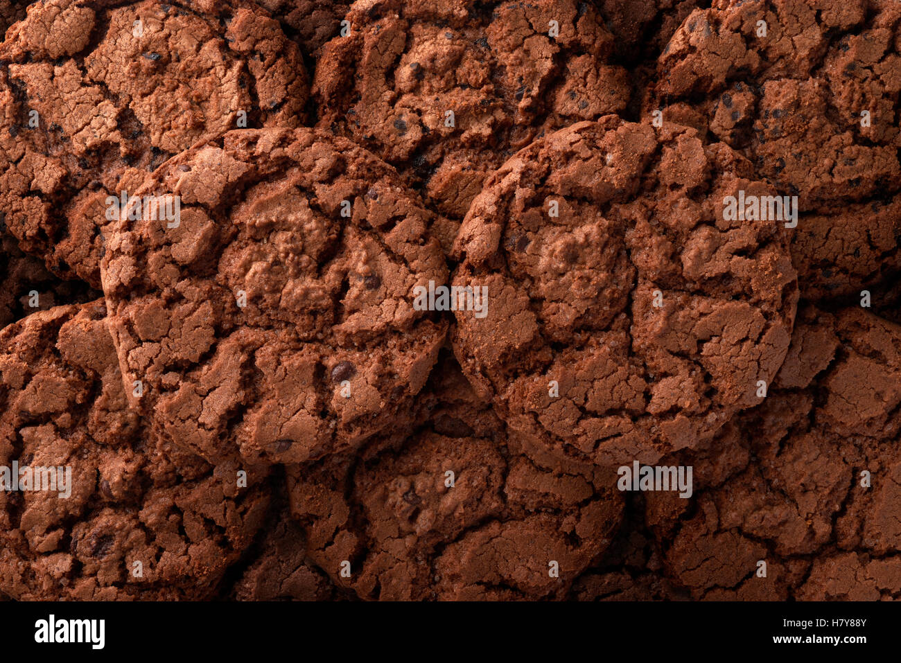 Milieux et de textures : groupe des cookies au chocolat noir, disposées en résumé contexte alimentaire Banque D'Images