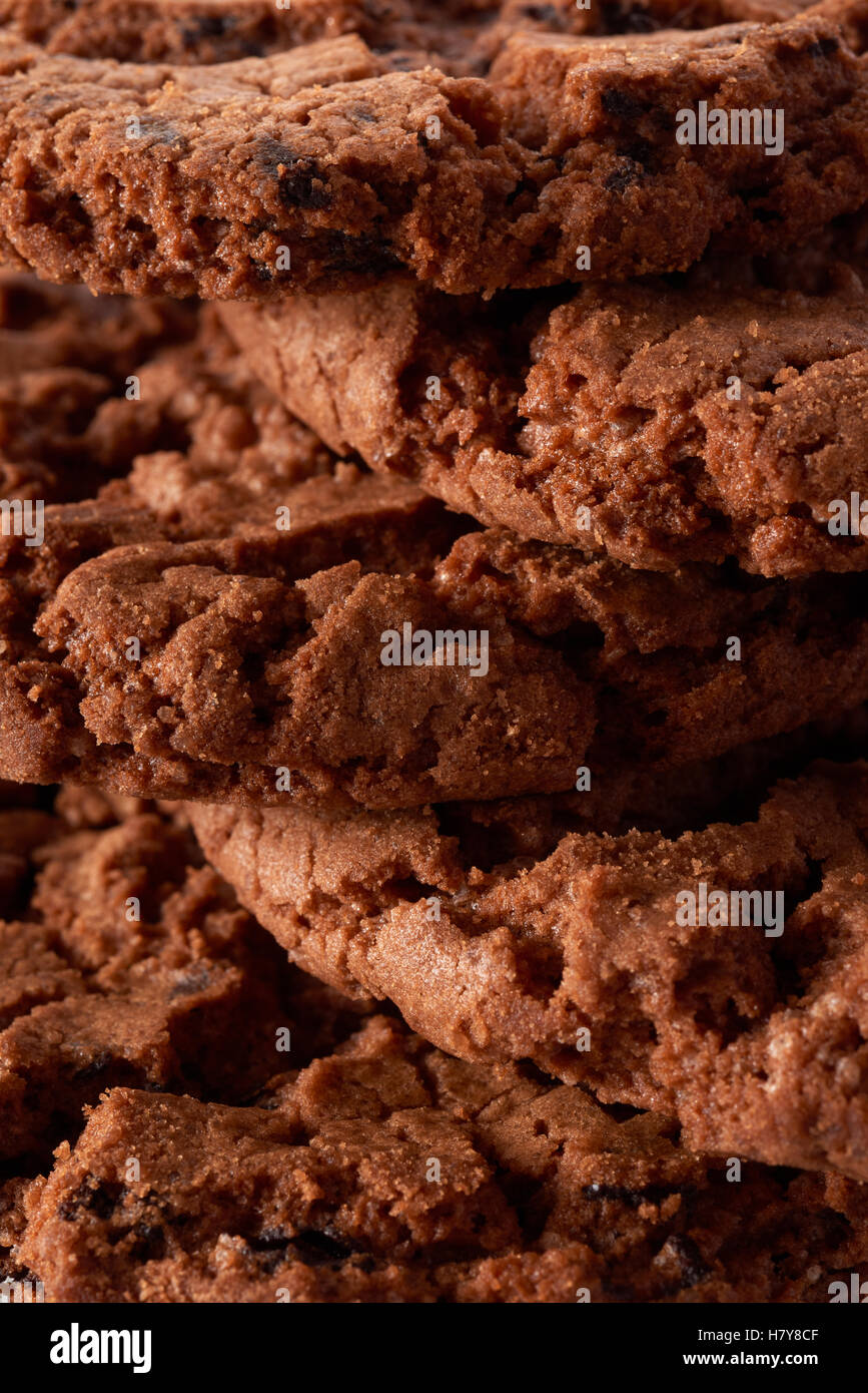 Milieux et de textures : groupe des cookies au chocolat noir, disposées en résumé contexte alimentaire Banque D'Images