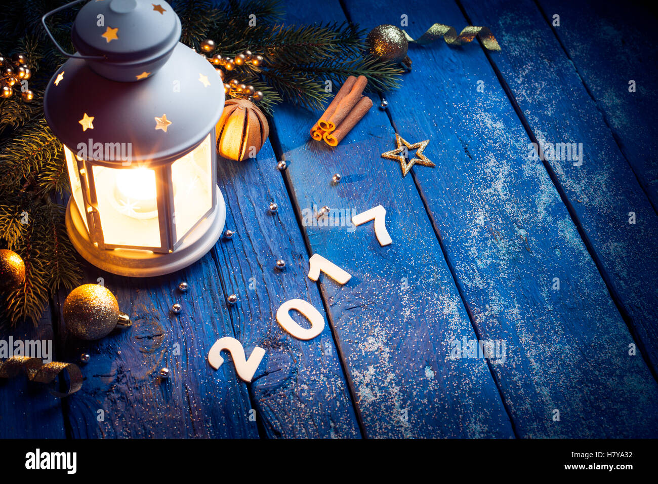 Lanterne magique sur fond de bois avec décoration de Noël Banque D'Images