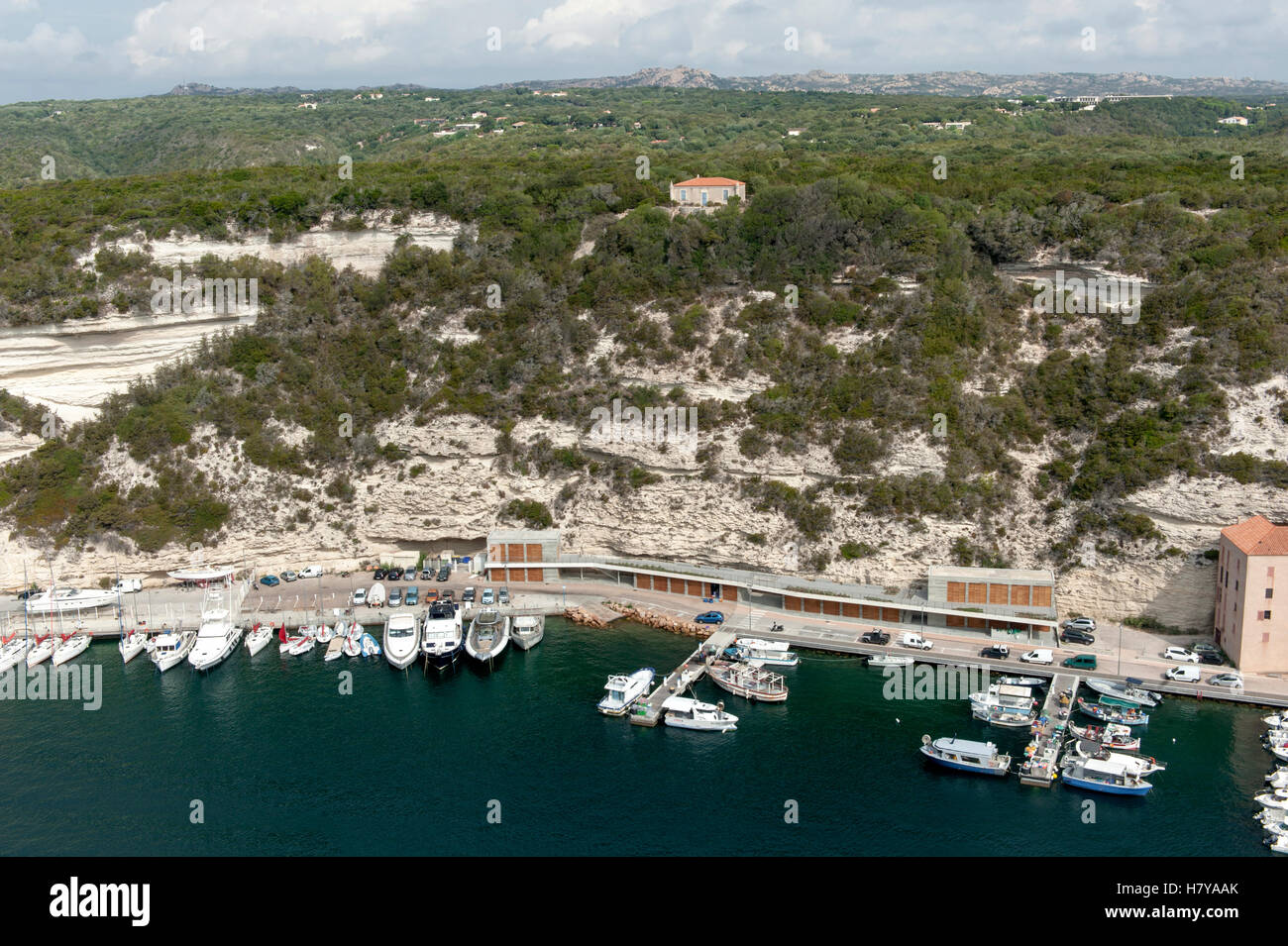 Le port naturel de Bonifacio vu de la citadelle qui garde l'entrée dans le sud de la Corse, France Banque D'Images