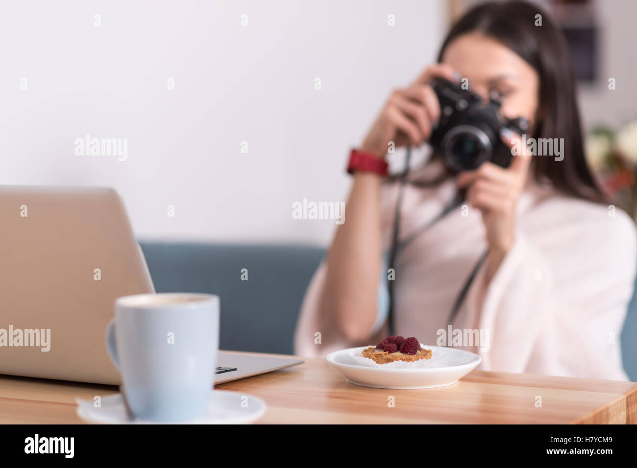 Jolie femme à prendre des photos d'aliments Banque D'Images Jolie femme à prendre des photos d'aliments Banque D'Images