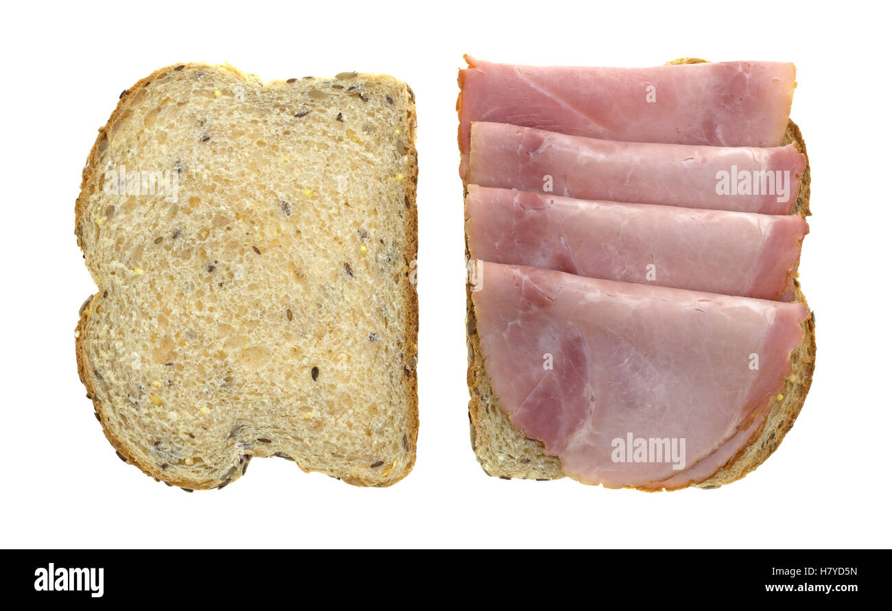 Vue de dessus d'un sandwich au jambon fumé au pommier sur pain de blé isolé sur un fond blanc. Banque D'Images