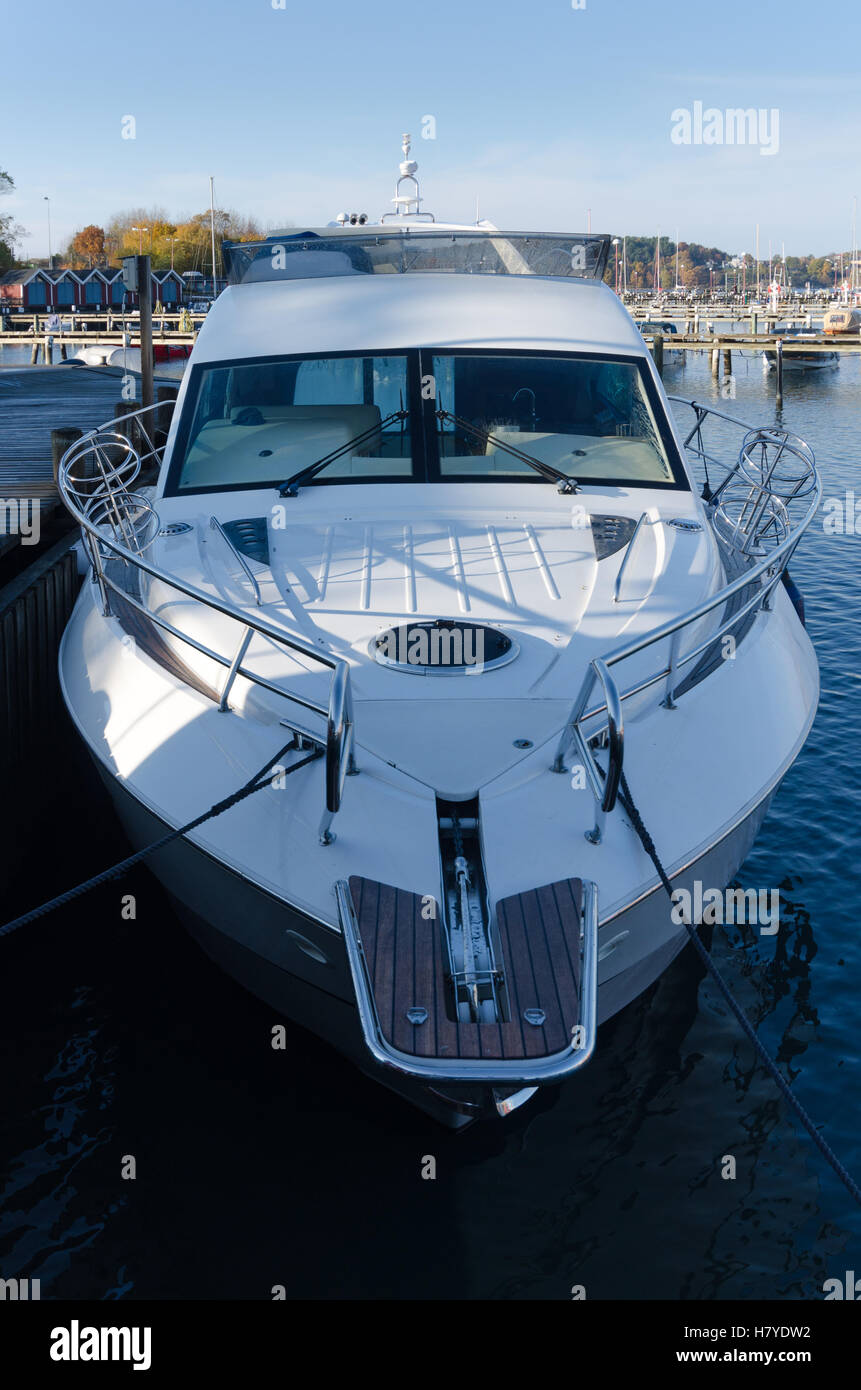 Un gros bateau à moteur Yacht dans la marina en attendant de trouver sur terre Banque D'Images