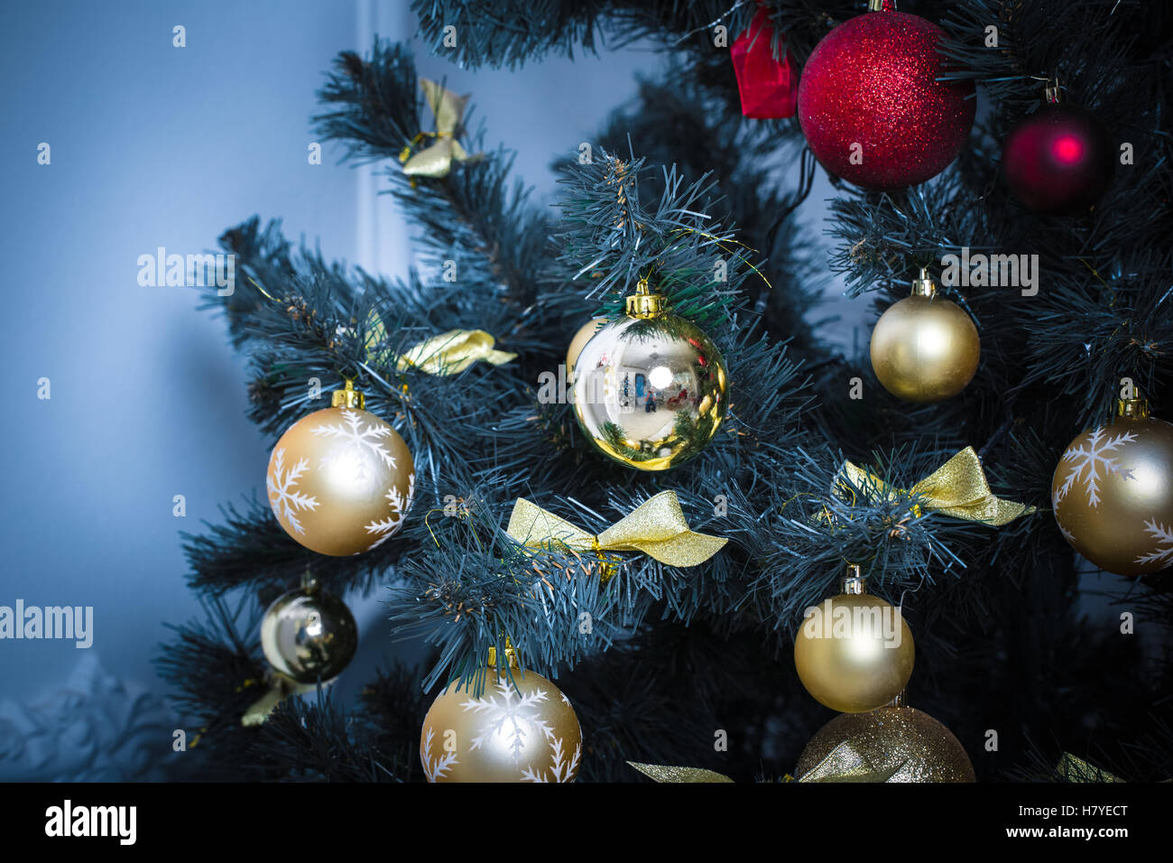 Arrière-plan magnifique arbre de Noël décoré avec des guirlandes et des boules de jouet.l'idée pour les cartes postales. soft focus dof. bleu peu profondes. Banque D'Images