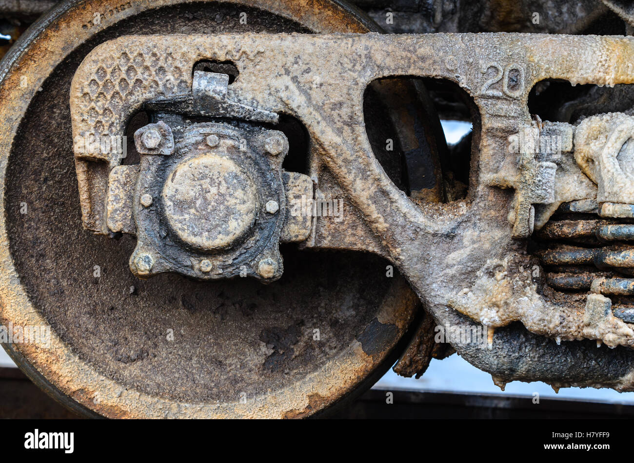 Les roues du train rusty couverts par le sel d'Baskunchak lake, la Russie. C'est les taches sur la surface de transport ferroviaire . Close-up shot. Banque D'Images