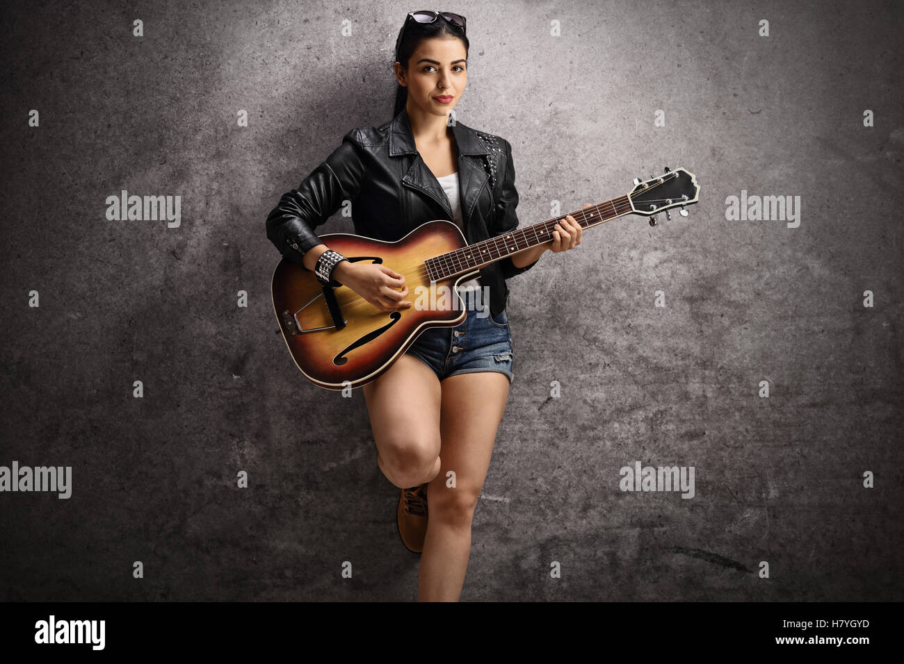 Femme jouant de la guitare Banque de photographies et d'images à haute  résolution - Alamy