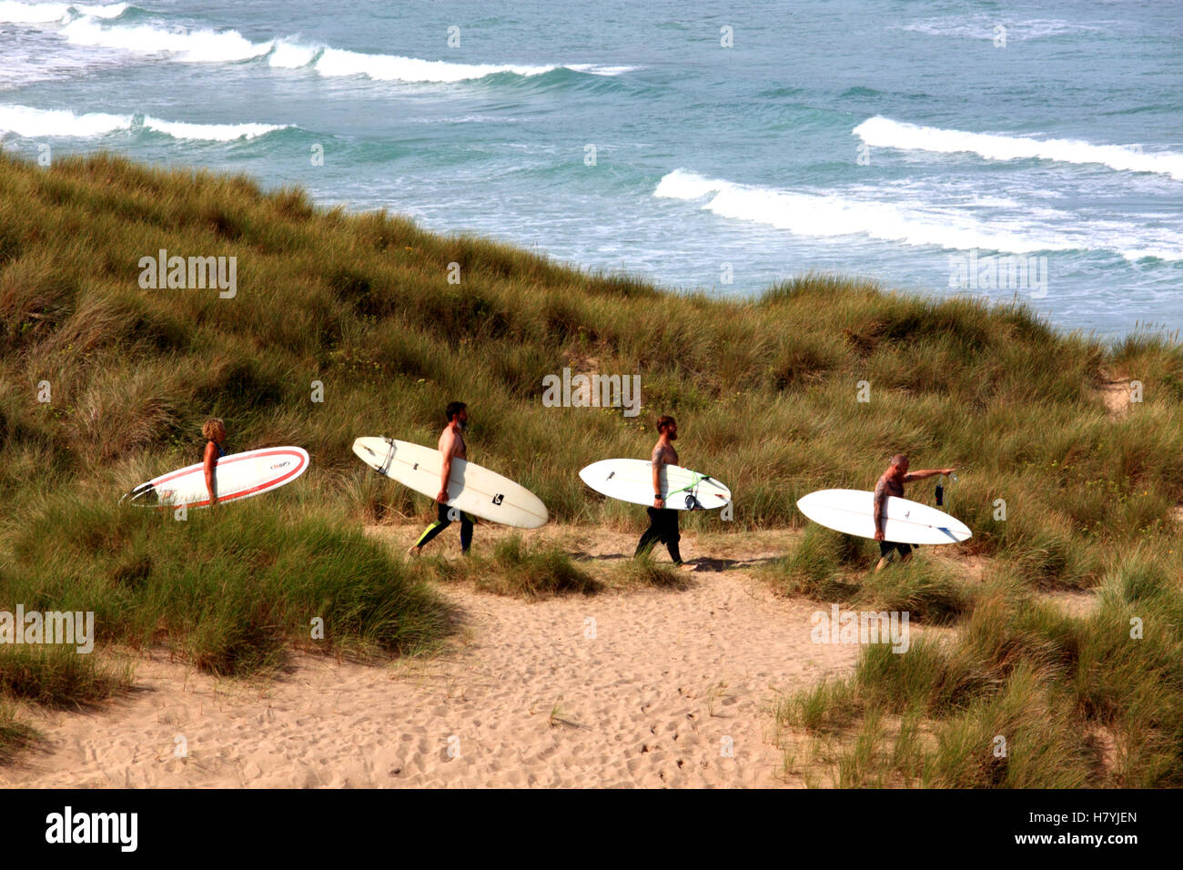 Les dunes de passage surfeurs Baie de Holywell, Cornwall. Banque D'Images