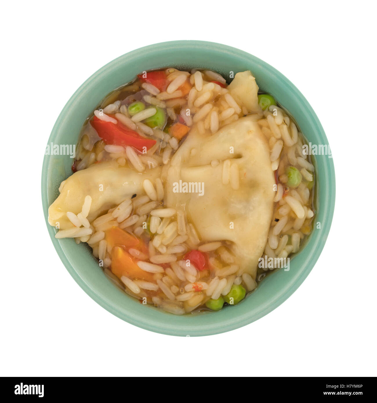 Vue de dessus d'un four à micro-ondes potstickers végétarien repas dans un bol vert isolé sur un fond blanc. Banque D'Images