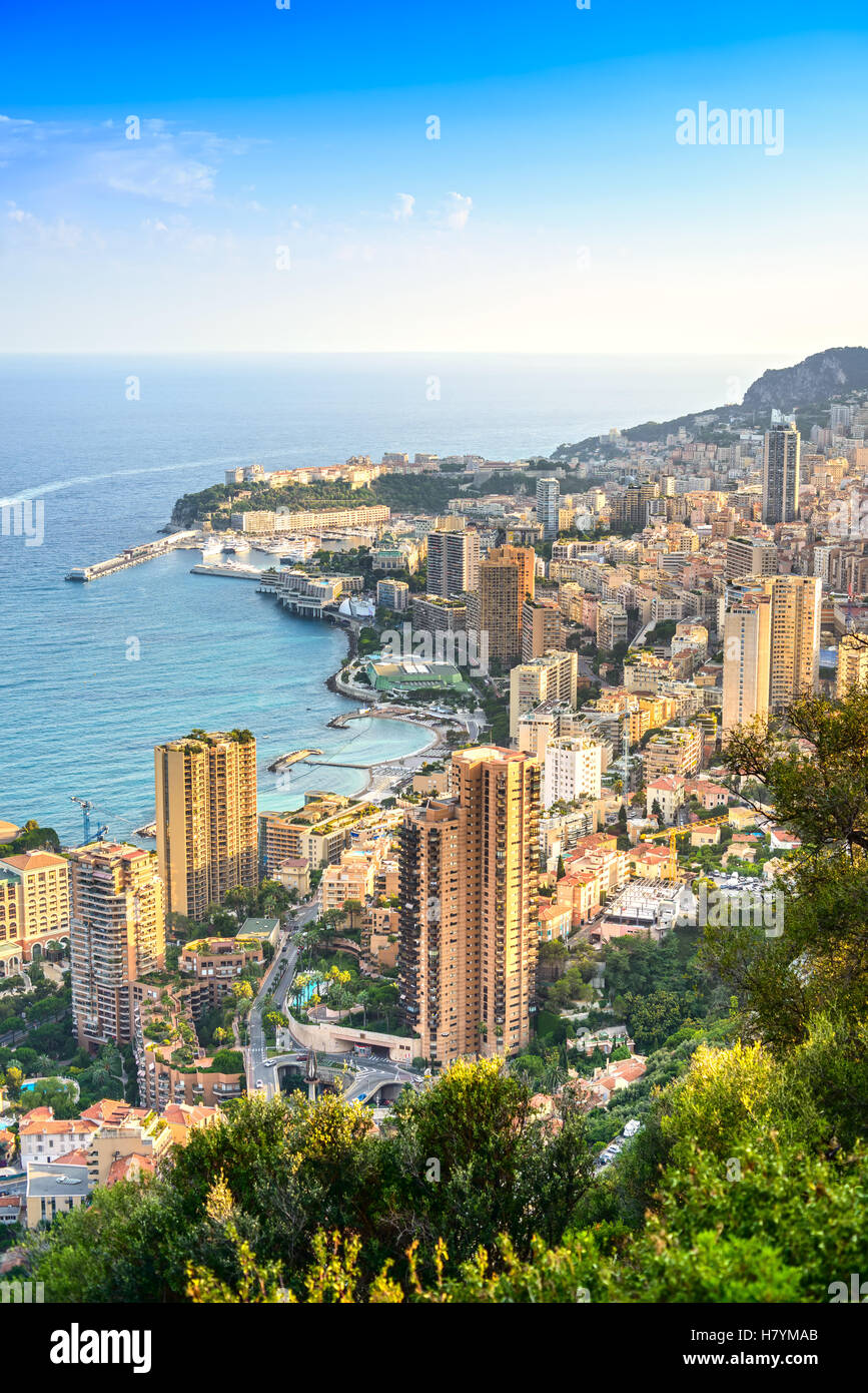 Monaco Montecarlo cityscape, principauté vue aérienne. Gratte-ciel, les montagnes et le port de plaisance. Côte d'Azur. La France, l'Europe. Banque D'Images