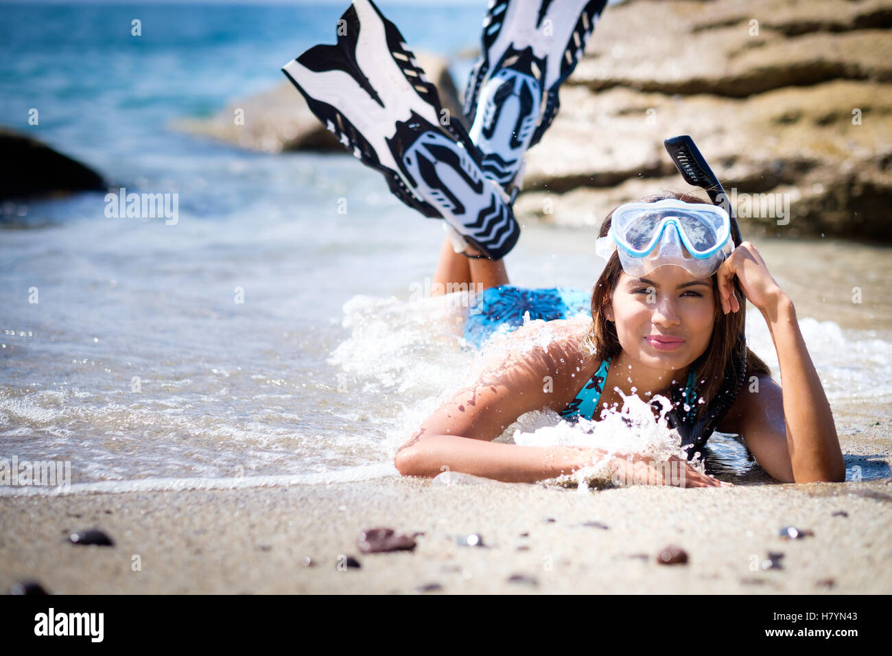 Plongée avec tuba à la plage. Jeune femme avec palmes, masque, tuba plongée posés, en souriant. Banque D'Images