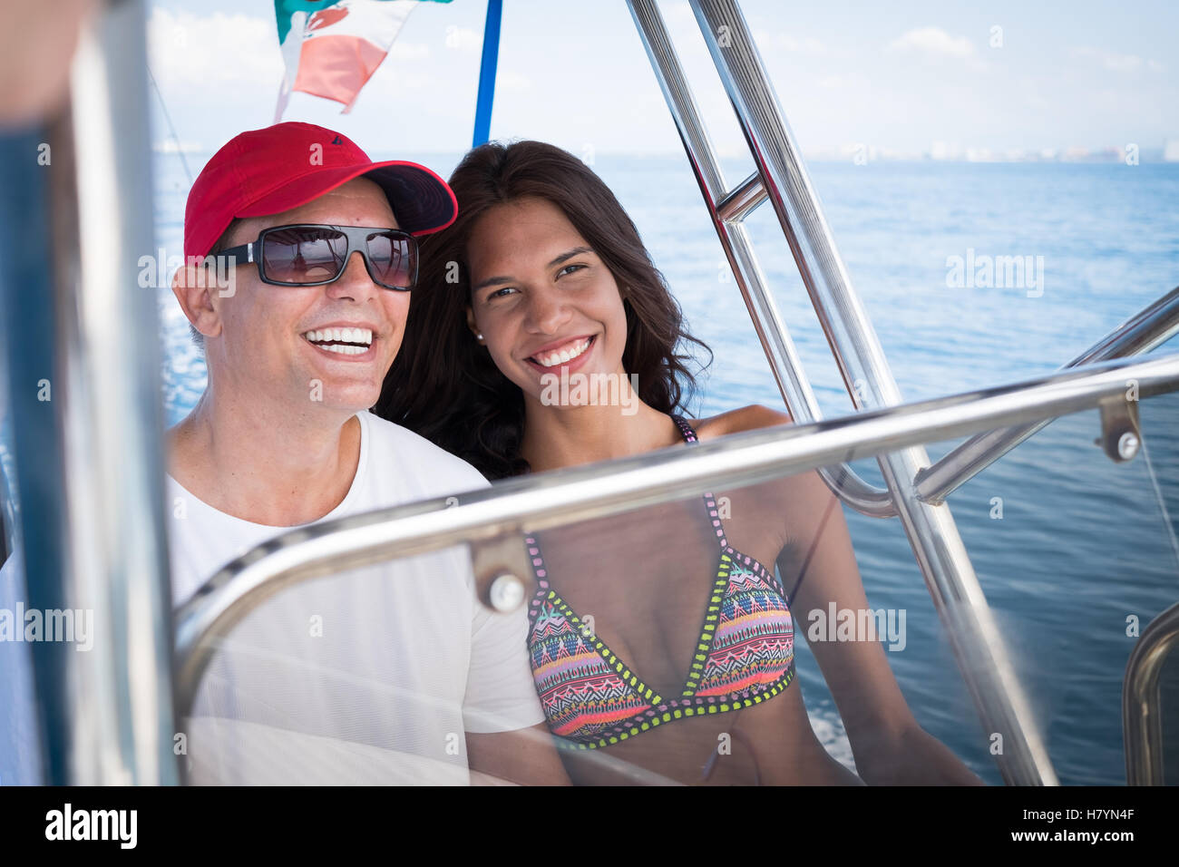 Causasian man et woman enjoying boat ride. Baie de Banderas - Océan Pacifique, Puerto Vallarta, Mexique Banque D'Images