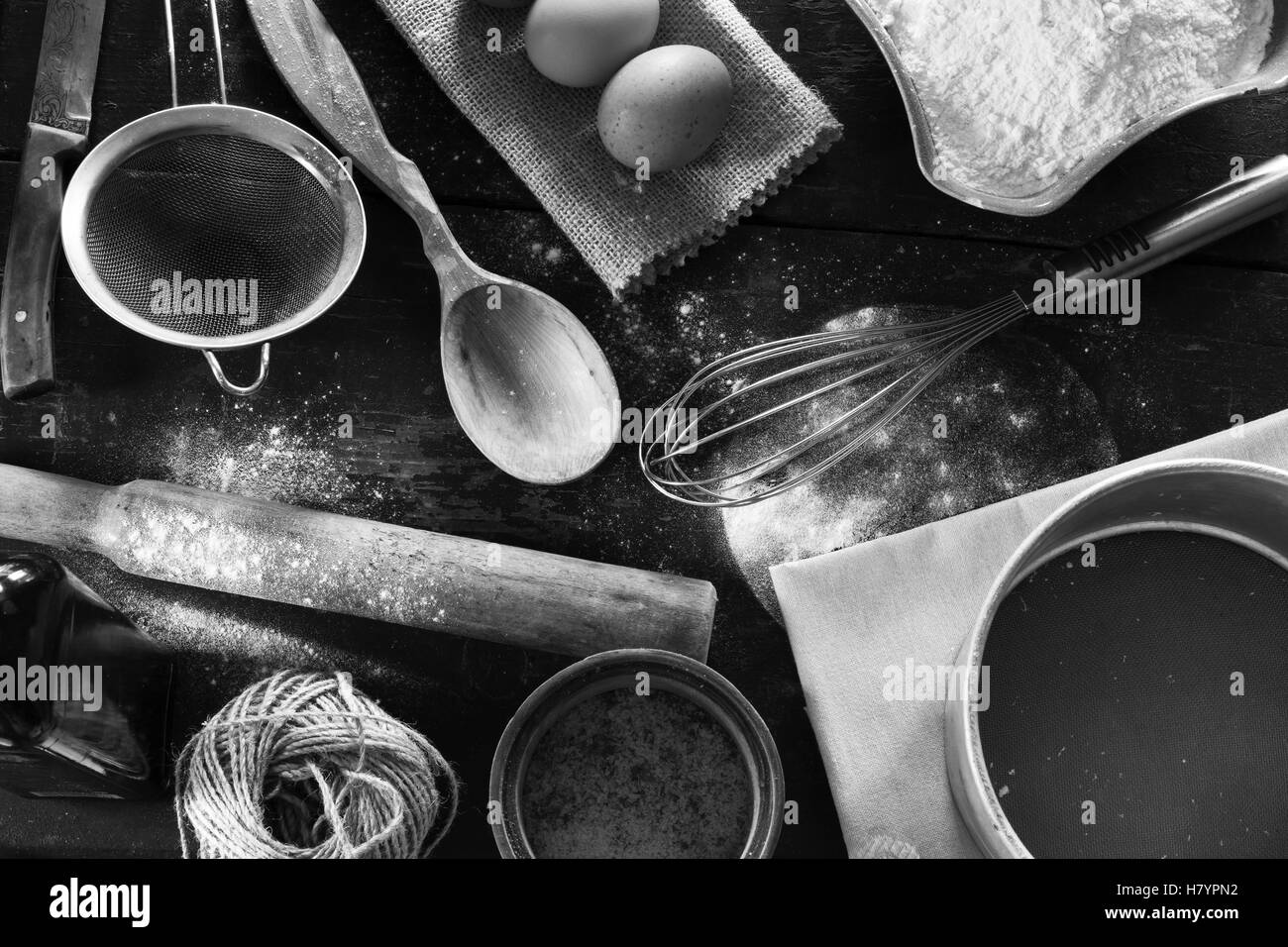 Un ensemble d'articles de cuisine anciens close-up Vue de dessus. Table de cuisine dans un style rustique. Produits pour la farine, les oeufs, sel Banque D'Images