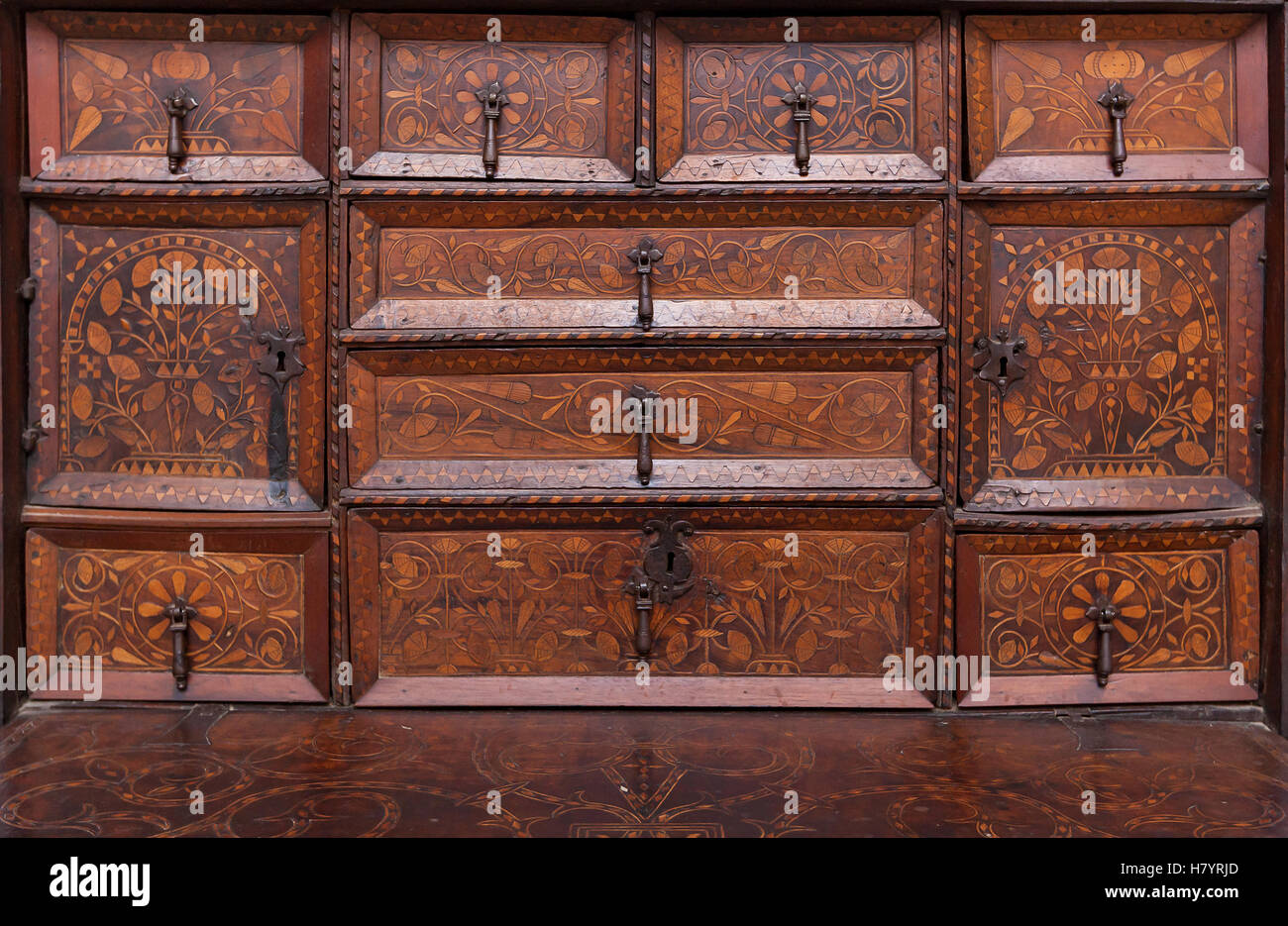 Affiche un mobilier en bois. Style ancien casier en bois brun avec une table isolé sur fond blanc. Banque D'Images