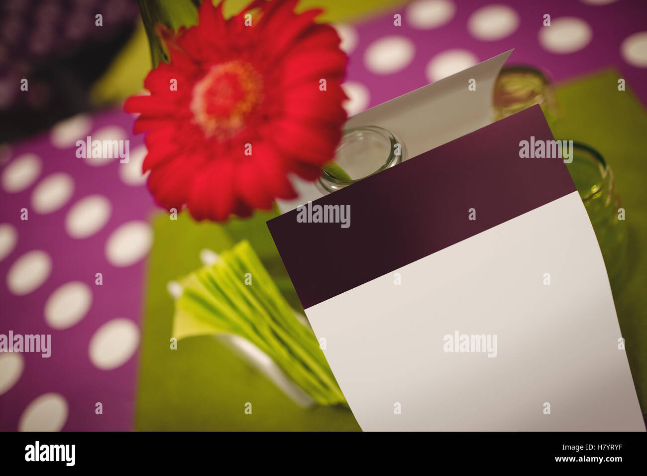 Cartes de souhaits et de fleurs sur la table, Banque D'Images