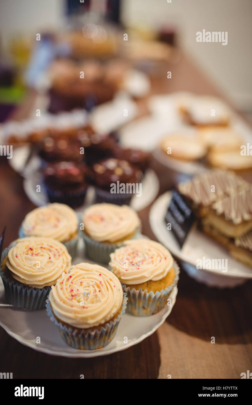 Close-up de petits gâteaux au chocolat au comptoir Banque D'Images