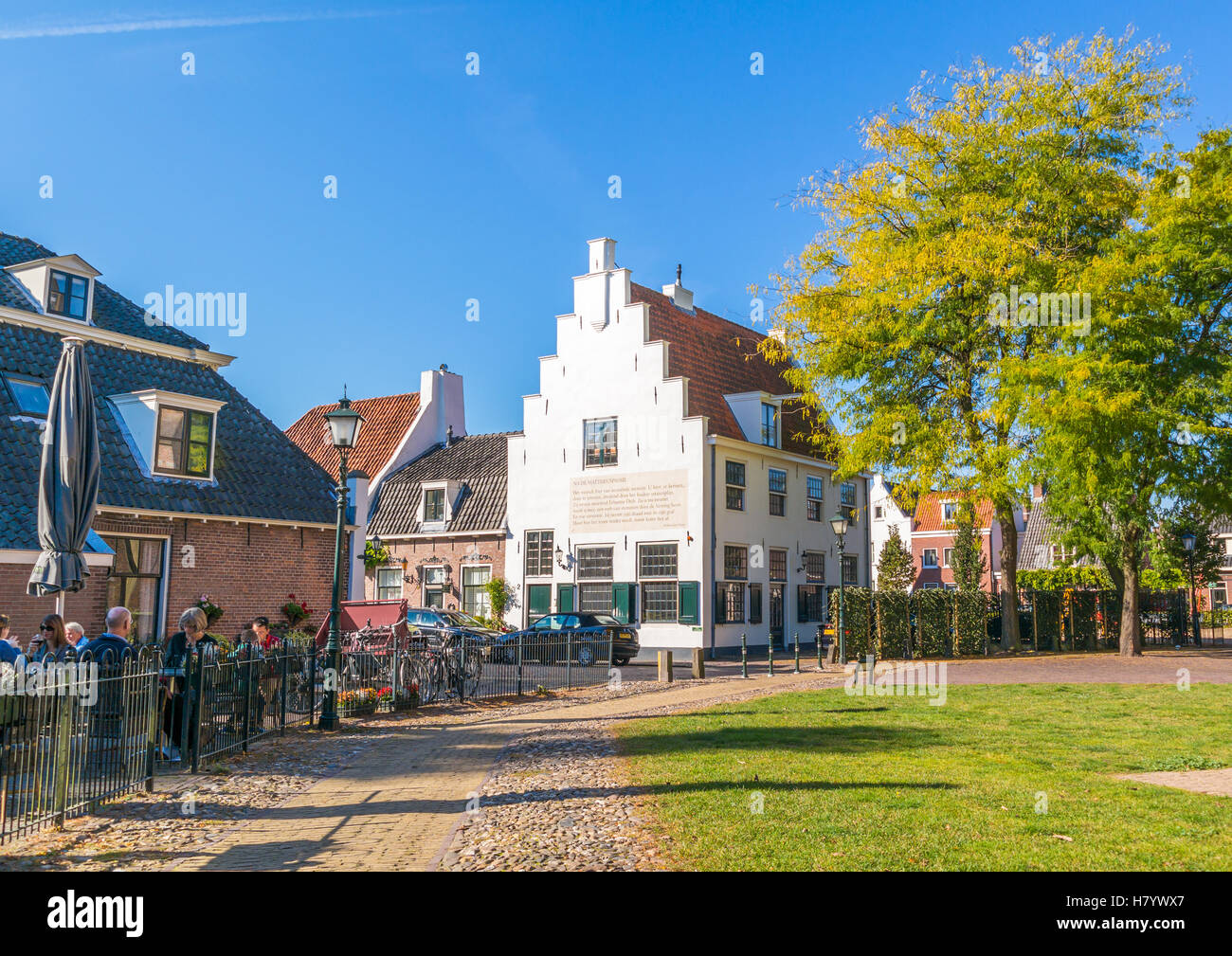 Scène de rue avec des gens sur une terrasse et chambre avec gable dans la vieille ville de Naarden, Hollande du Nord, Pays-Bas Banque D'Images