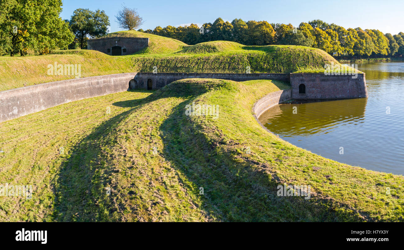 Bastion Promers avec casernes et de douves de l'ancienne ville fortifiée de Naarden, Hollande du Nord, Pays-Bas Banque D'Images