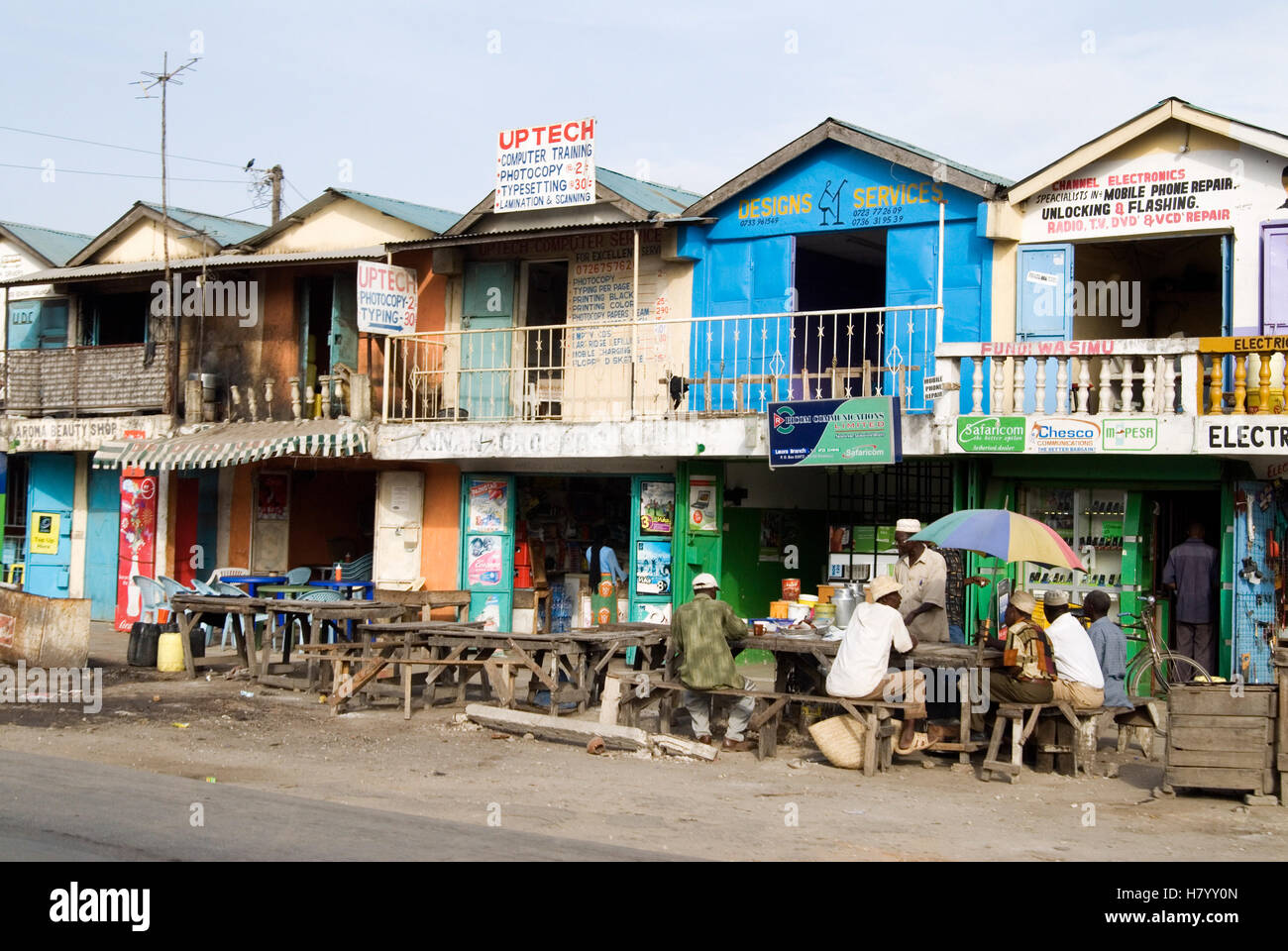 Scène de rue dans le sud de Mombasa, Kenya, Africa Banque D'Images