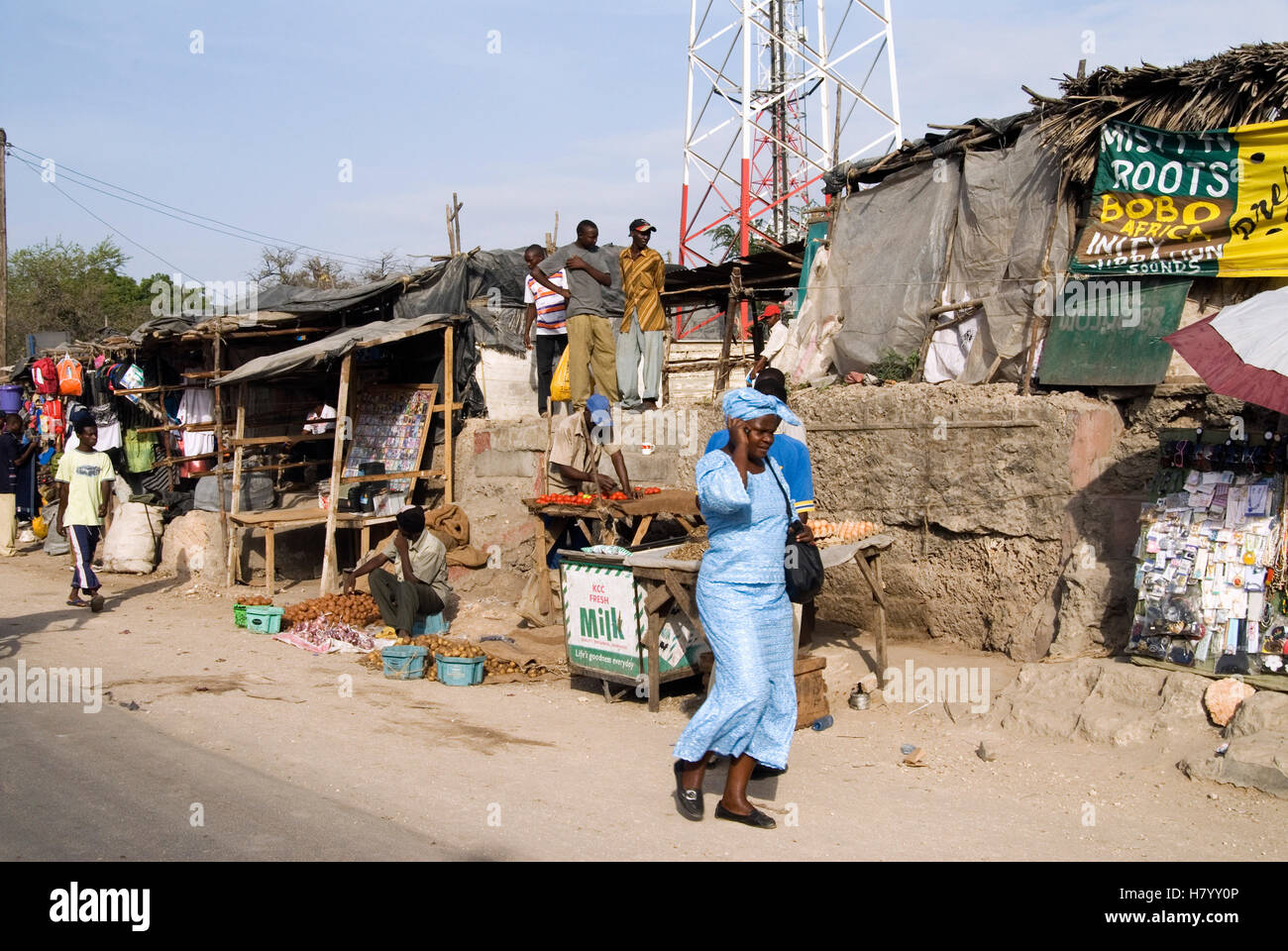 Scène de rue dans le sud de Mombasa, Kenya, Africa Banque D'Images